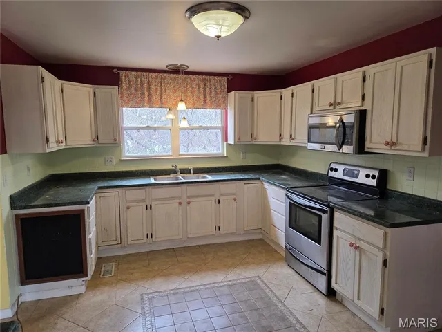 $164,900 | 1 Silverwoods Lane, Fenton, MO 63026