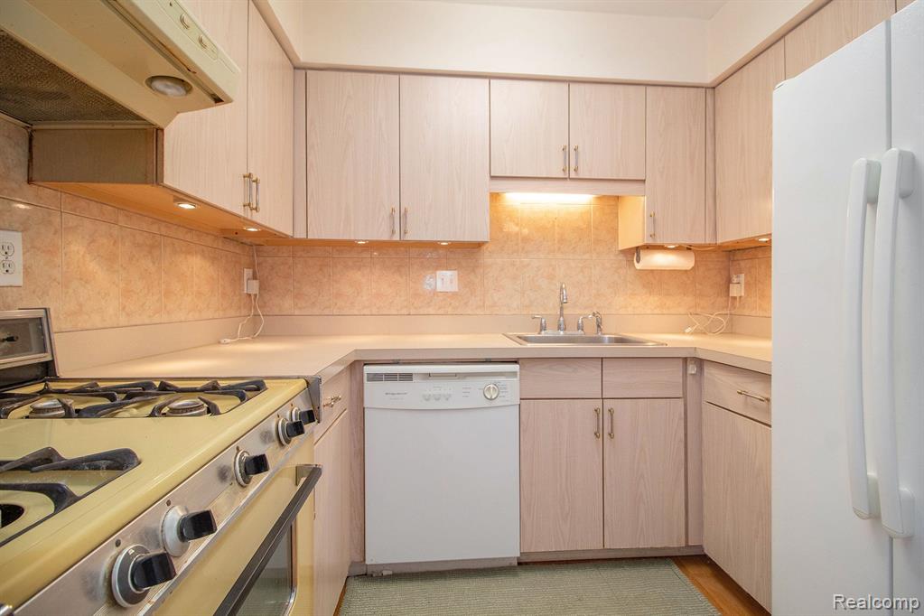 3162 Summers Road Keego Harbor, MI 48320 - Photo 7 of 16