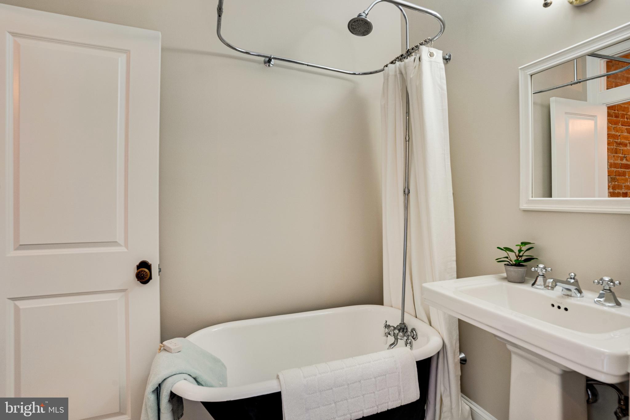 405 K Street Northeast Washington, DC 20002 - Photo 35 of 58 Dual-entry hall BA has clawfoot tub + basketweave