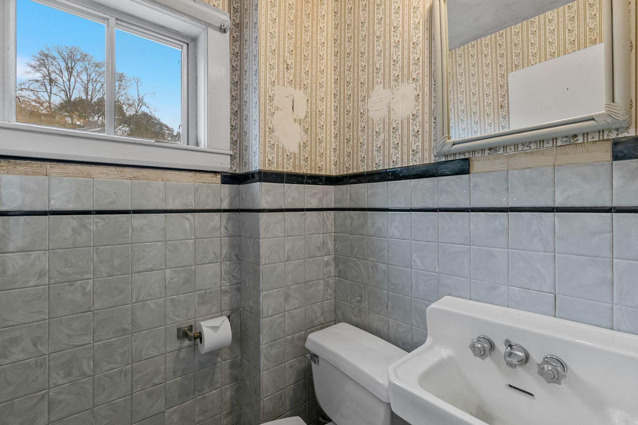 123 Tower Hill Road Osterville, MA 02655 - Photo 22 of 38 a bathroom with a toilet and a sink