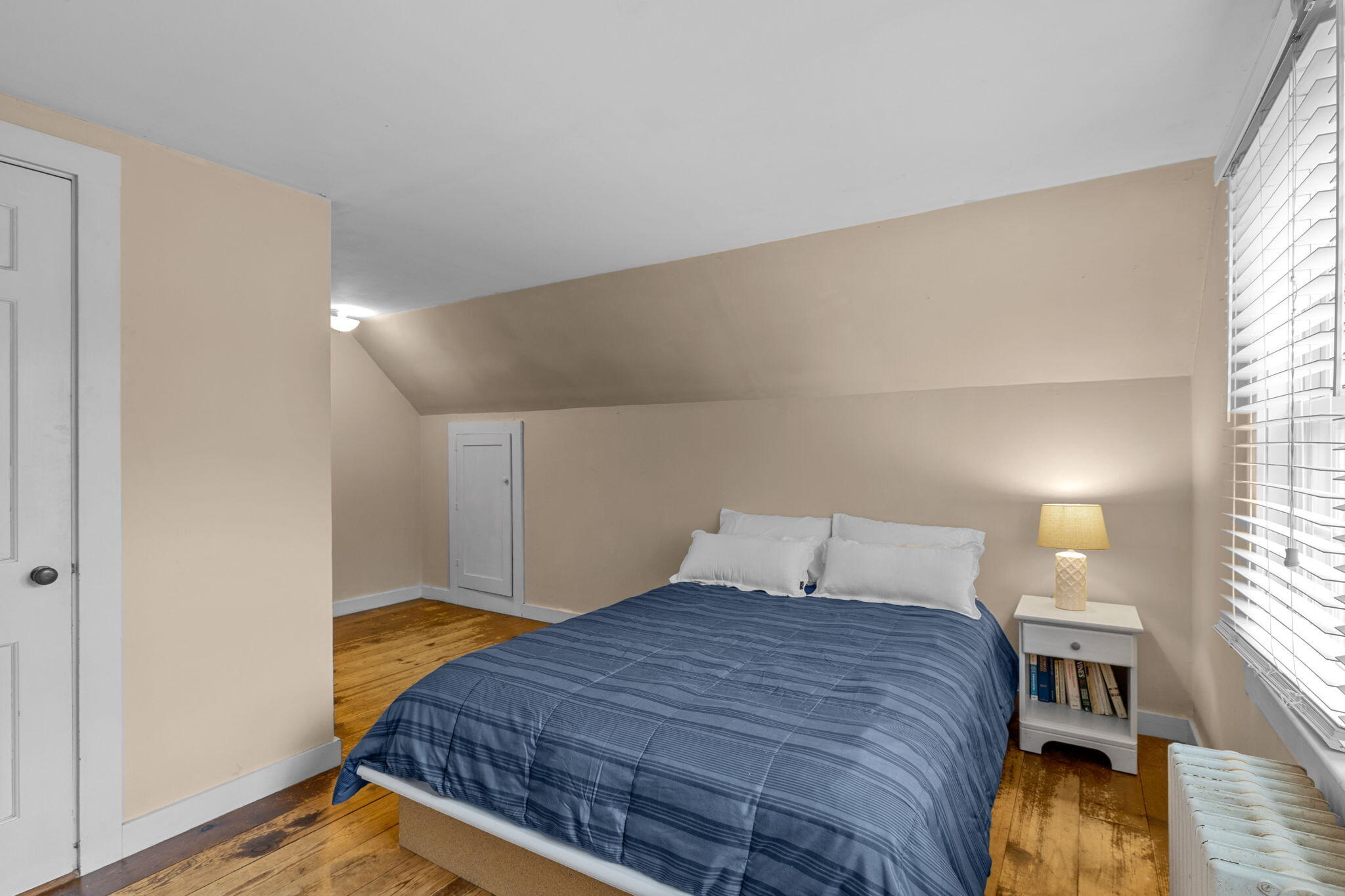 123 Tower Hill Road Osterville, MA 02655 - Photo 26 of 38 a bedroom with a bed and a table with window