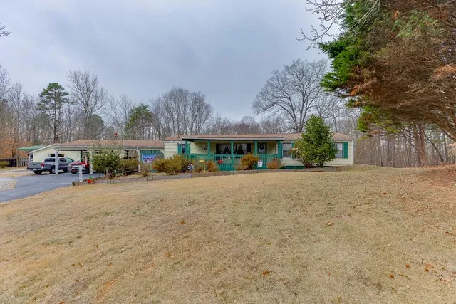 a view of a house with a yard