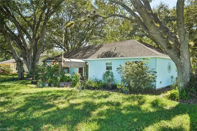 a view of a house with a backyard