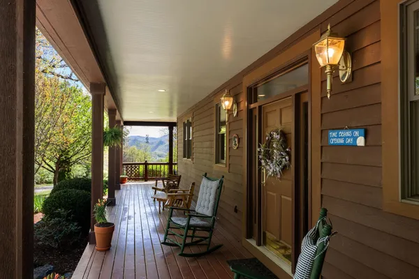 $689,900 | 150 Fairfield Estates Drive, Raphine, VA 24472