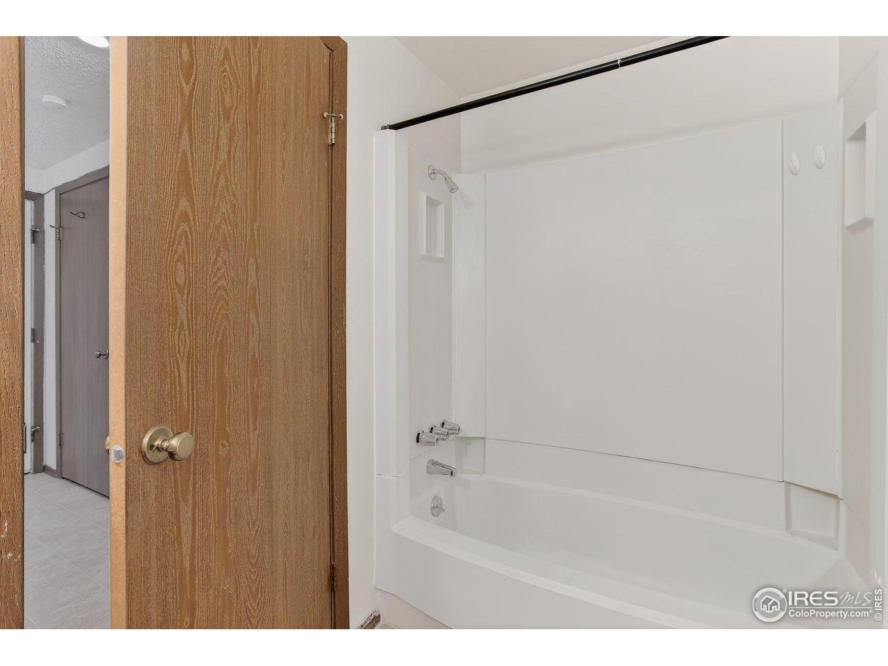 925 Columbia Road, Unit 716 Fort Collins, CO 80525 - Photo 11 of 17 a bathroom with a shower and a bath tub