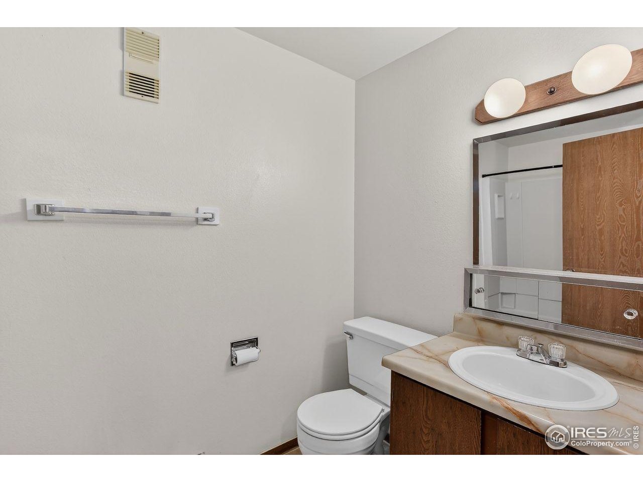 925 Columbia Road, Unit 716 Fort Collins, CO 80525 - Photo 10 of 17 a bathroom with a sink toilet and mirror