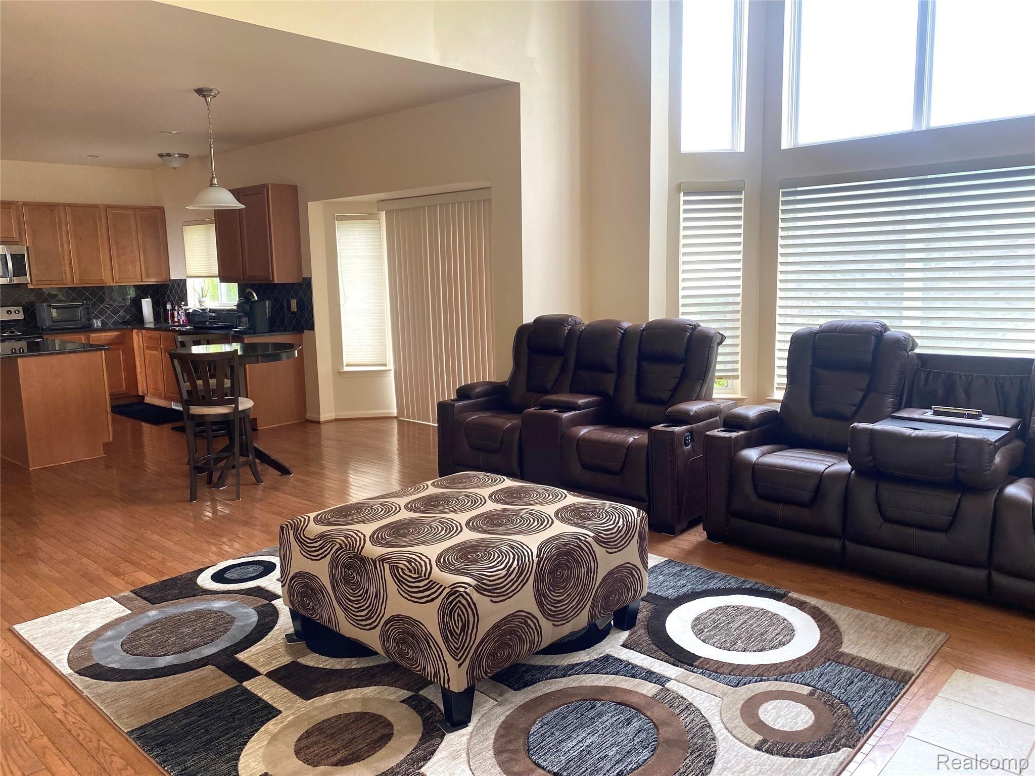29226 Ridge Court Warren, MI 48092 - Photo 2 of 11 Kitchen/living rm