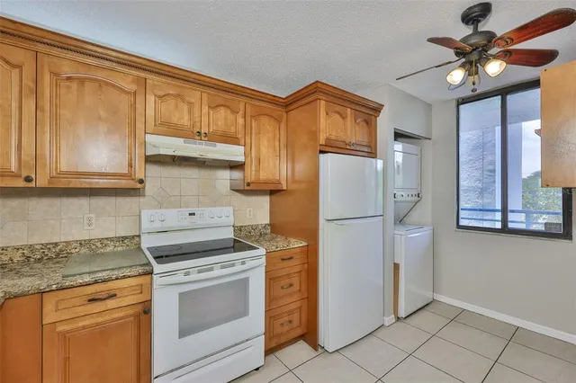 a view of entryway and kitchen