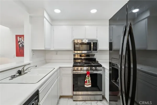 $489,999 | 23605 Del Monte Dr., Unit 252, Valencia, CA 91355