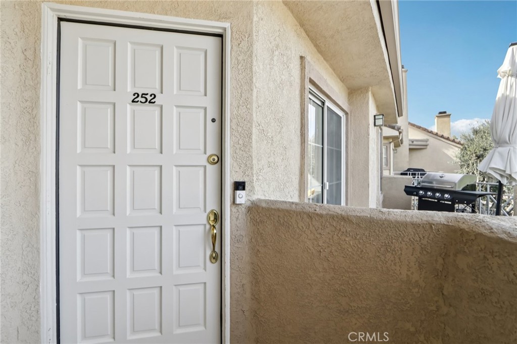 23605 Del Monte Dr., Unit 252 Valencia, CA 91355 - Photo 2 of 48 a view of a livingroom with a couch