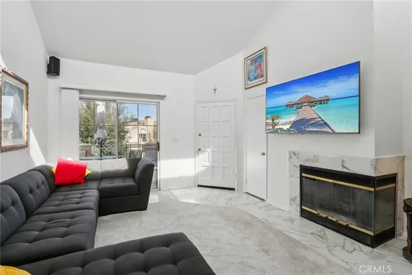 $489,999 | 23605 Del Monte Dr., Unit 252, Valencia, CA 91355