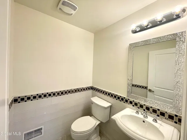 $3,600 | 11 Poplar Drive, Unit B, Halfmoon, NY 12065