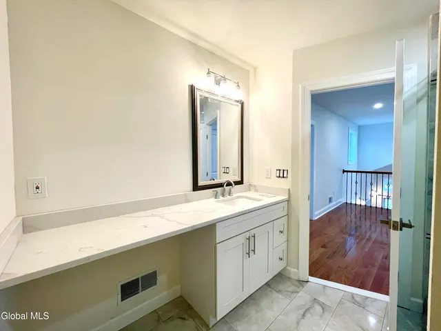 $3,600 | 11 Poplar Drive, Unit B, Halfmoon, NY 12065