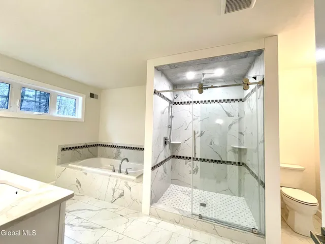 $3,600 | 11 Poplar Drive, Unit B, Halfmoon, NY 12065