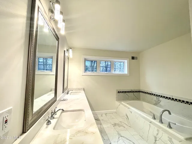 $3,600 | 11 Poplar Drive, Unit B, Halfmoon, NY 12065