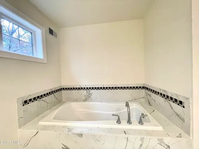 $3,600 | 11 Poplar Drive, Unit B, Halfmoon, NY 12065