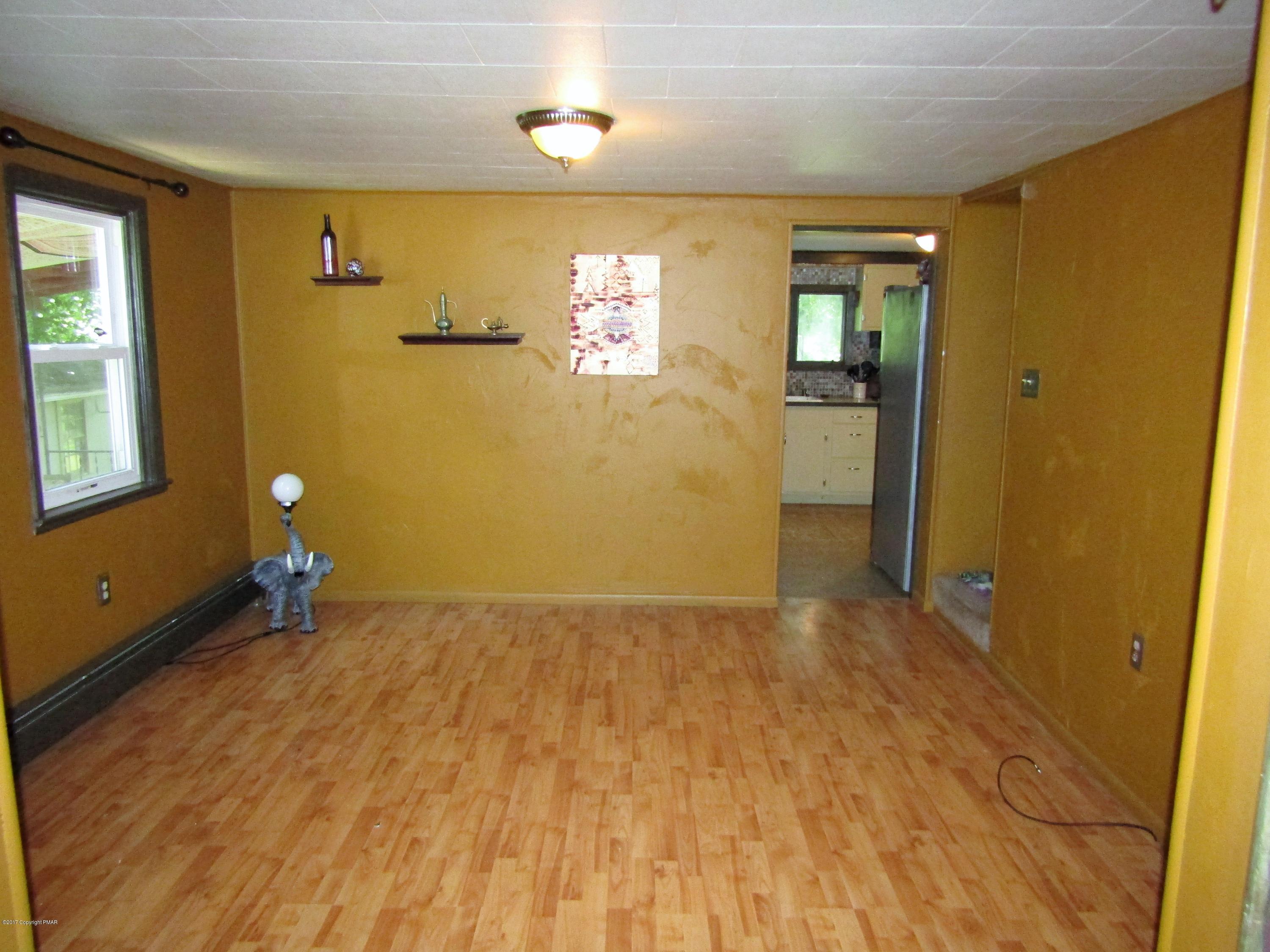 1231 Main Road Lehighton, PA 18235 - Photo 10 of 42 LIVING ROOM