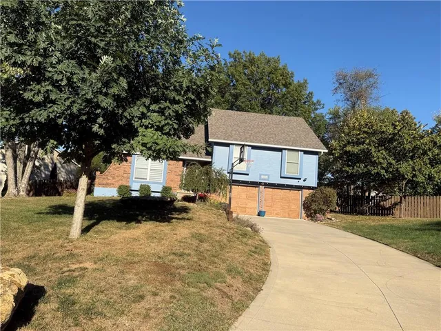 $300,000 | 1004 Southeast Gingerbread Court, Blue Springs, MO 64014