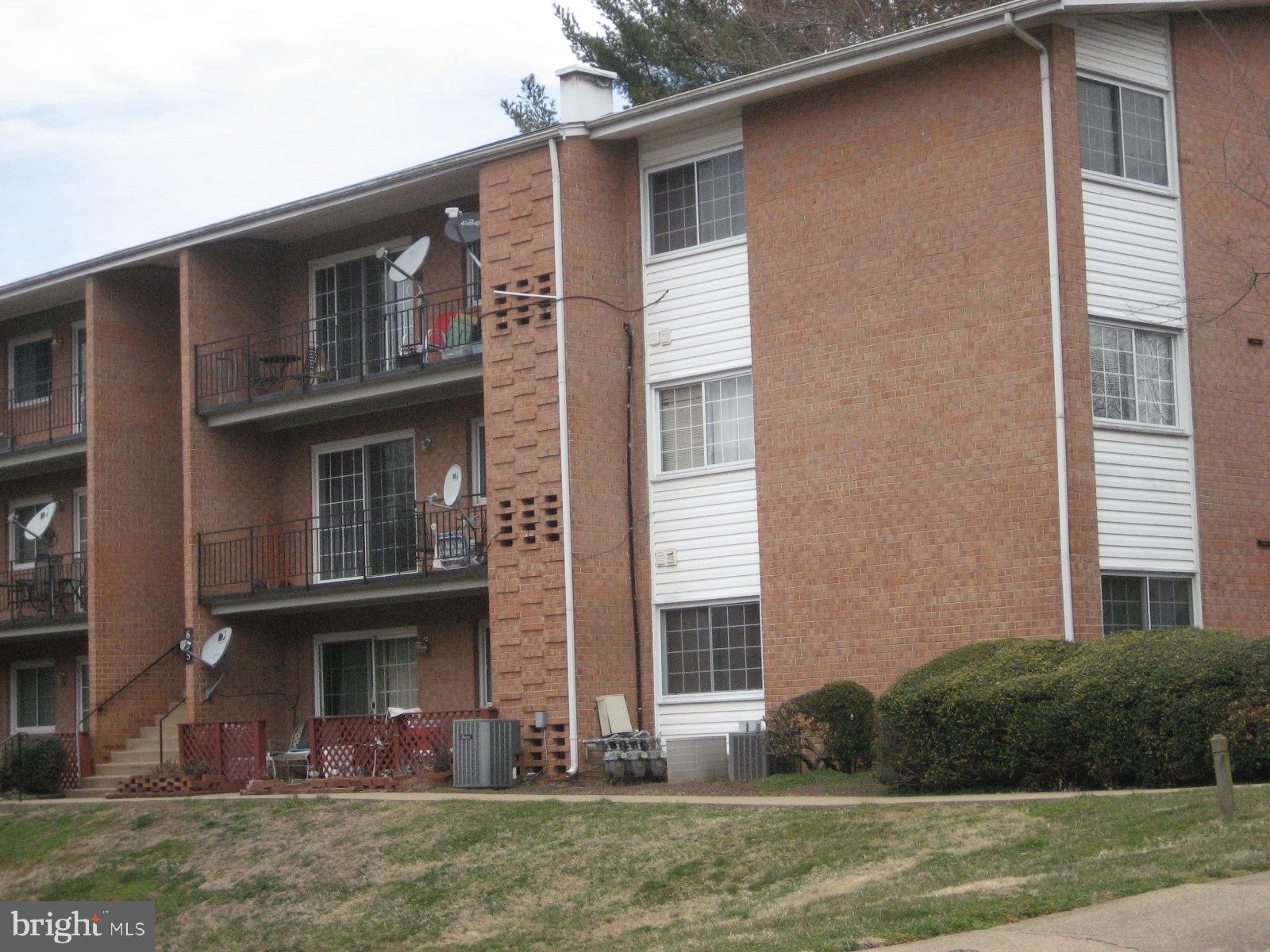 635 Waterloo Road, Unit 223 Warrenton, VA 20186 - Photo 4 of 6 Closer up view of front of bldg from Piedmont