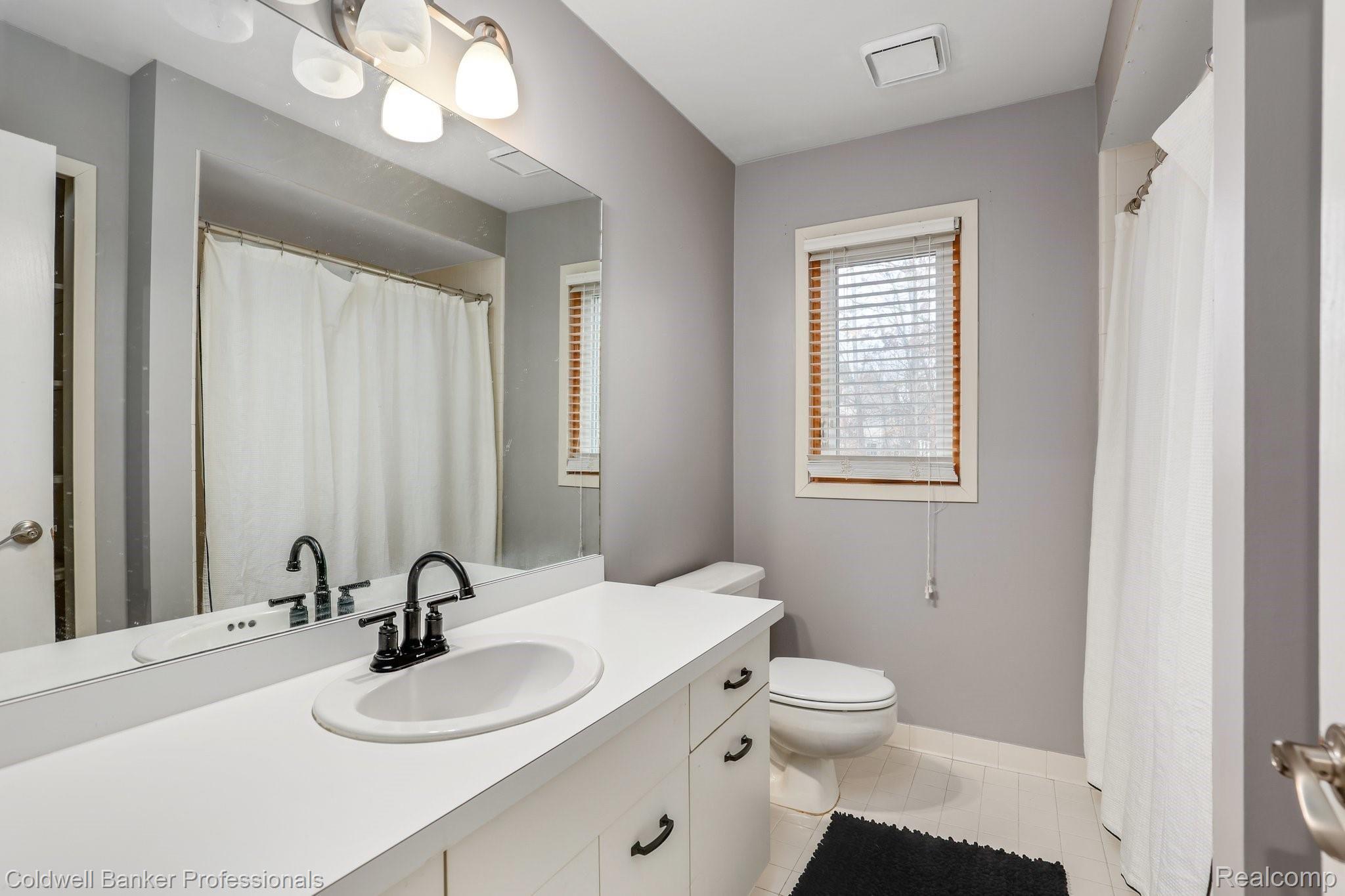 5365 Ridge Trail North Clarkston, MI 48348 - Photo 26 of 55 Main level bathroom is shared with two bedrooms