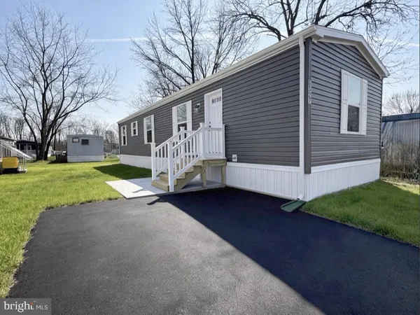 a view of house with backyard and trees
