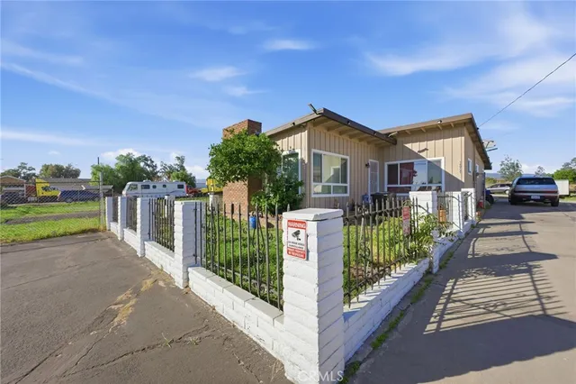 $2,200 | 16072 Arrow, Fontana, CA 92335