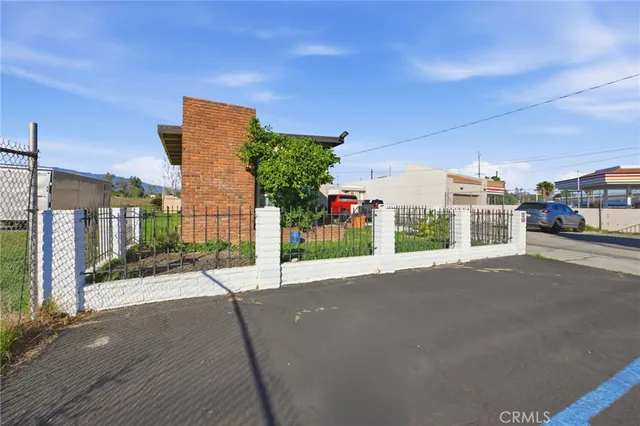 $2,400 | 16072 Arrow, Fontana, CA 92335