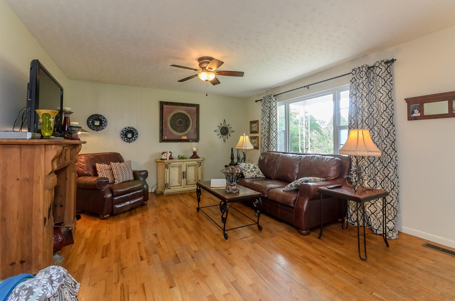 8321 Shelton Road Corryton, TN 37721 - Photo 6 of 28 a living room with furniture and a flat screen tv
