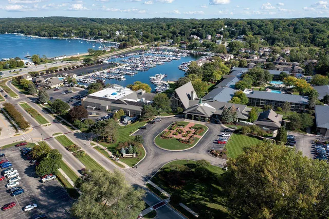 $126,000 | 269 Fontana, Unit 1403, Fontana, WI 53125