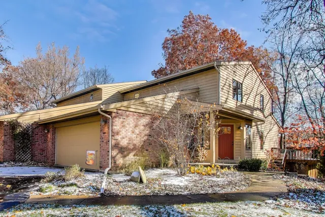 $355,000 | 42-w231 Retreat Court, St. Charles, IL 60175