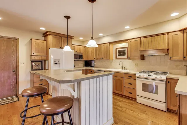 $355,000 | 42-w231 Retreat Court, St. Charles, IL 60175