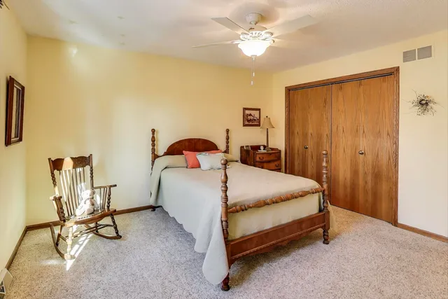 $355,000 | 42-w231 Retreat Court, St. Charles, IL 60175