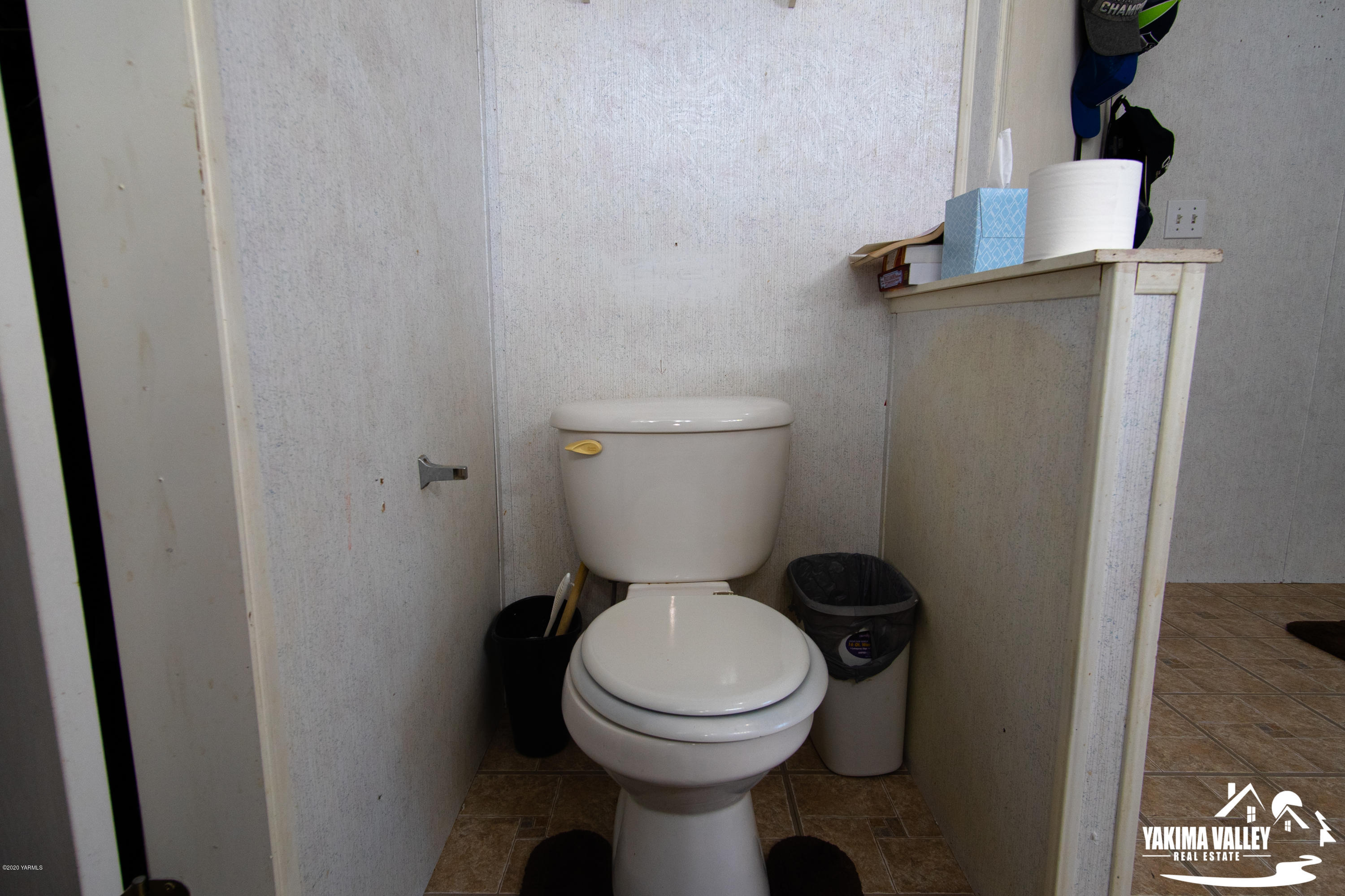 6302 Postma Road Yakima, WA 98901 - Photo 14 of 21 a bathroom with a toilet and a sink