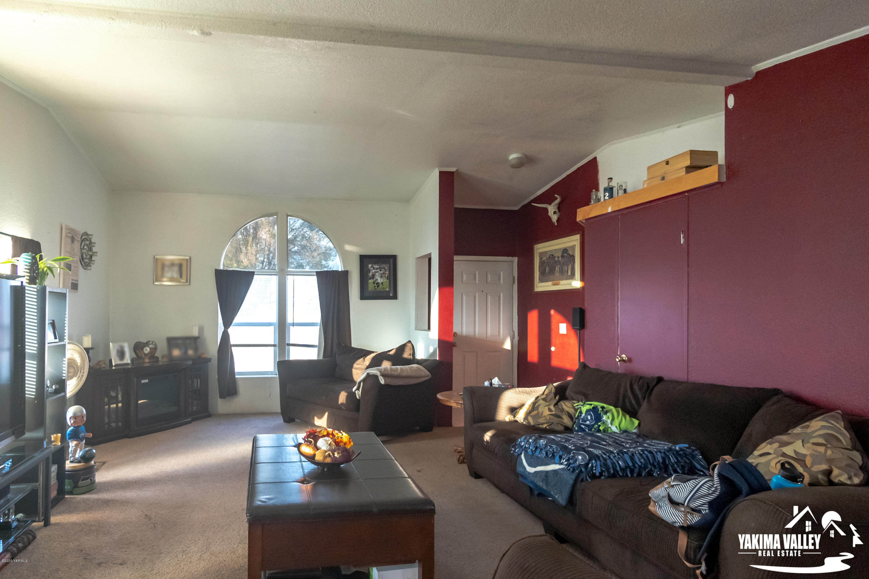 6302 Postma Road Yakima, WA 98901 - Photo 3 of 21 a living room with furniture flowerpot and a window