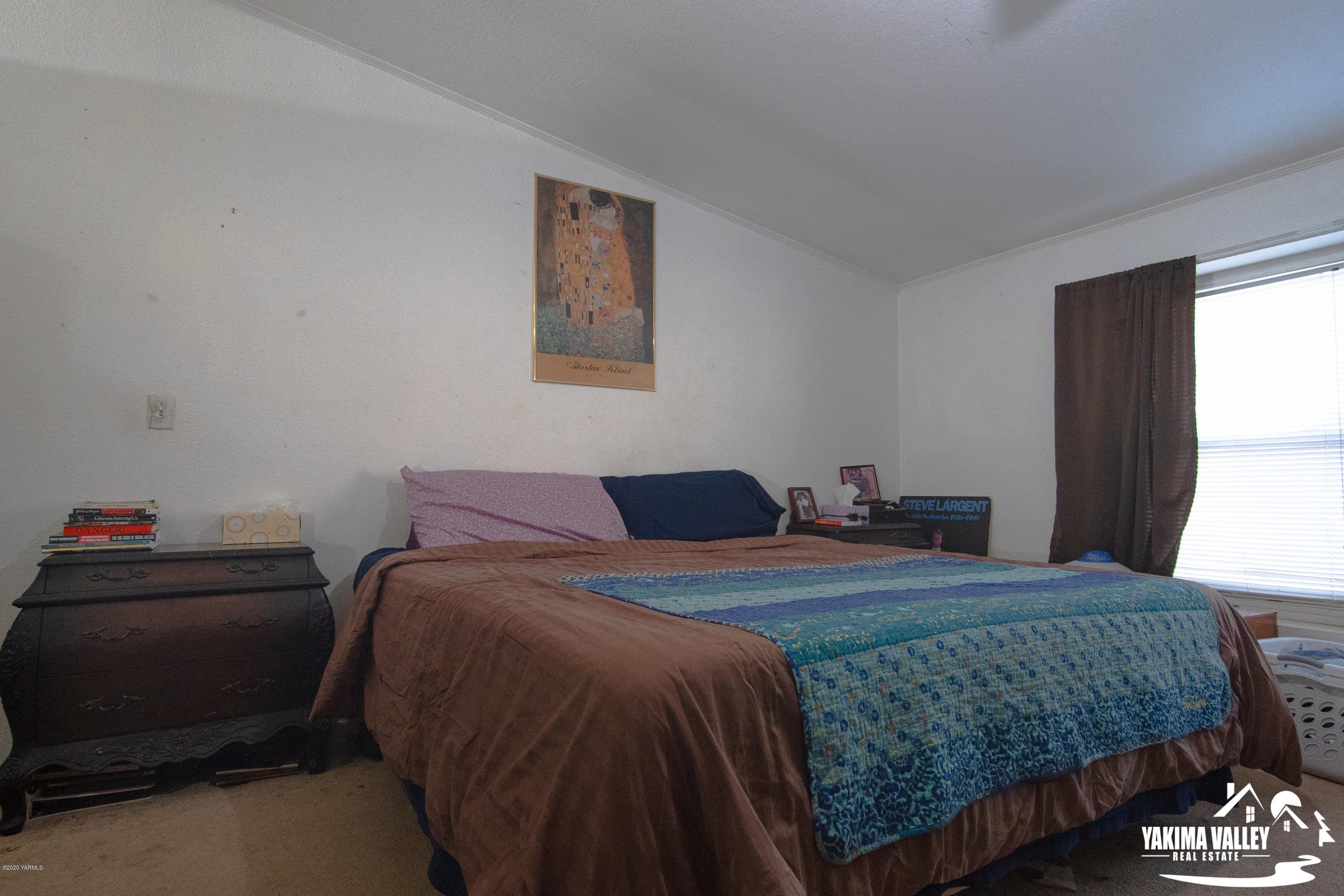 6302 Postma Road Yakima, WA 98901 - Photo 8 of 21 a bedroom with a bed and a window