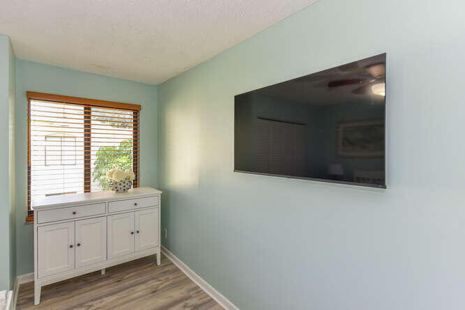 150 Pineview Road, Unit L6 Jupiter, FL 33469 - Photo 10 of 22 a bathroom with a sink and a mirror