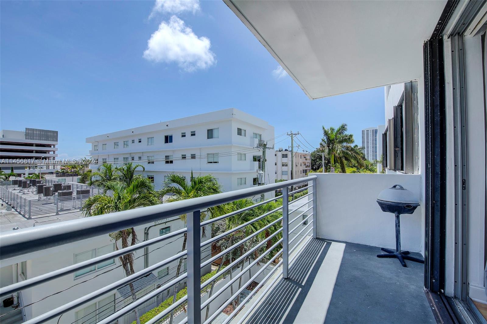 1605 Bay Road, Unit 408 Miami Beach, FL 33139 - Photo 4 of 18 Gallery Image 4