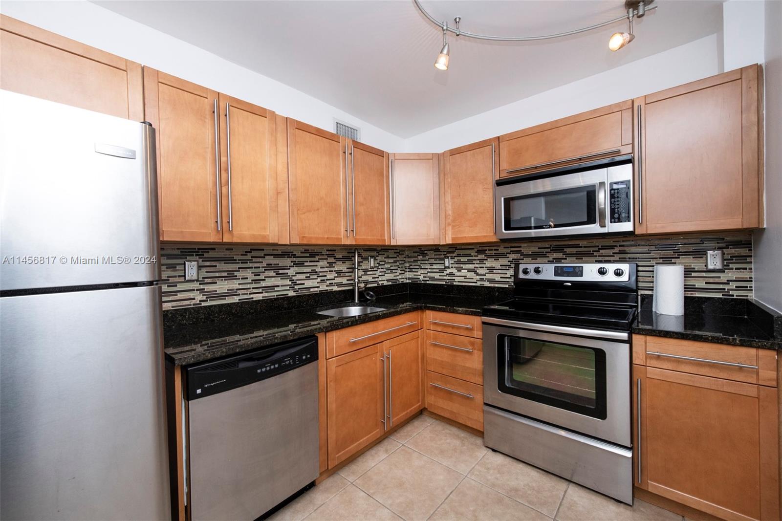 1605 Bay Road, Unit 408 Miami Beach, FL 33139 - Photo 8 of 18 Gallery Image 8