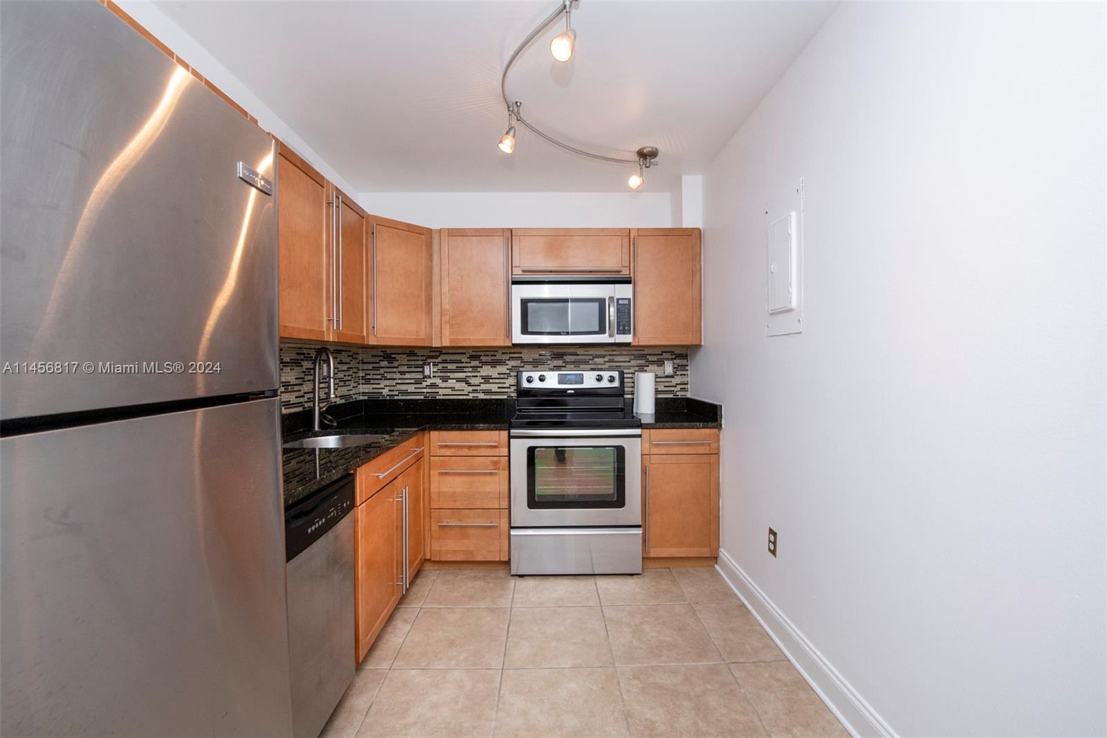 1605 Bay Road, Unit 408 Miami Beach, FL 33139 - Photo 9 of 18 Gallery Image 9