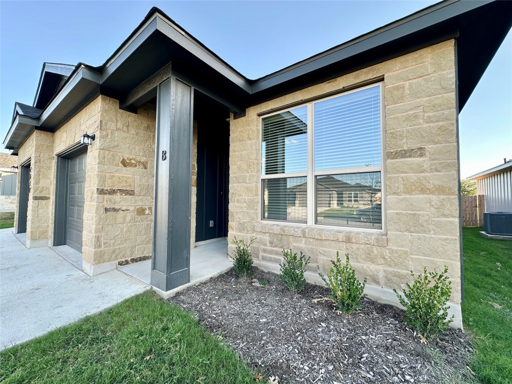 2913 Quail Rdg Lane, Unit B Temple, TX 76501 - Photo 4 of 20 Private entrance, 1 car garage.