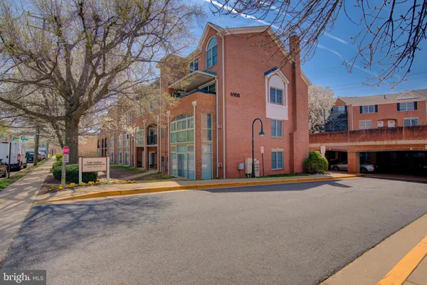 $440,000 | 6908 Fairfax Drive, Unit 100, Arlington, VA 22213