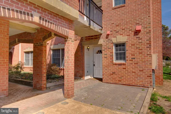 $440,000 | 6908 Fairfax Drive, Unit 100, Arlington, VA 22213