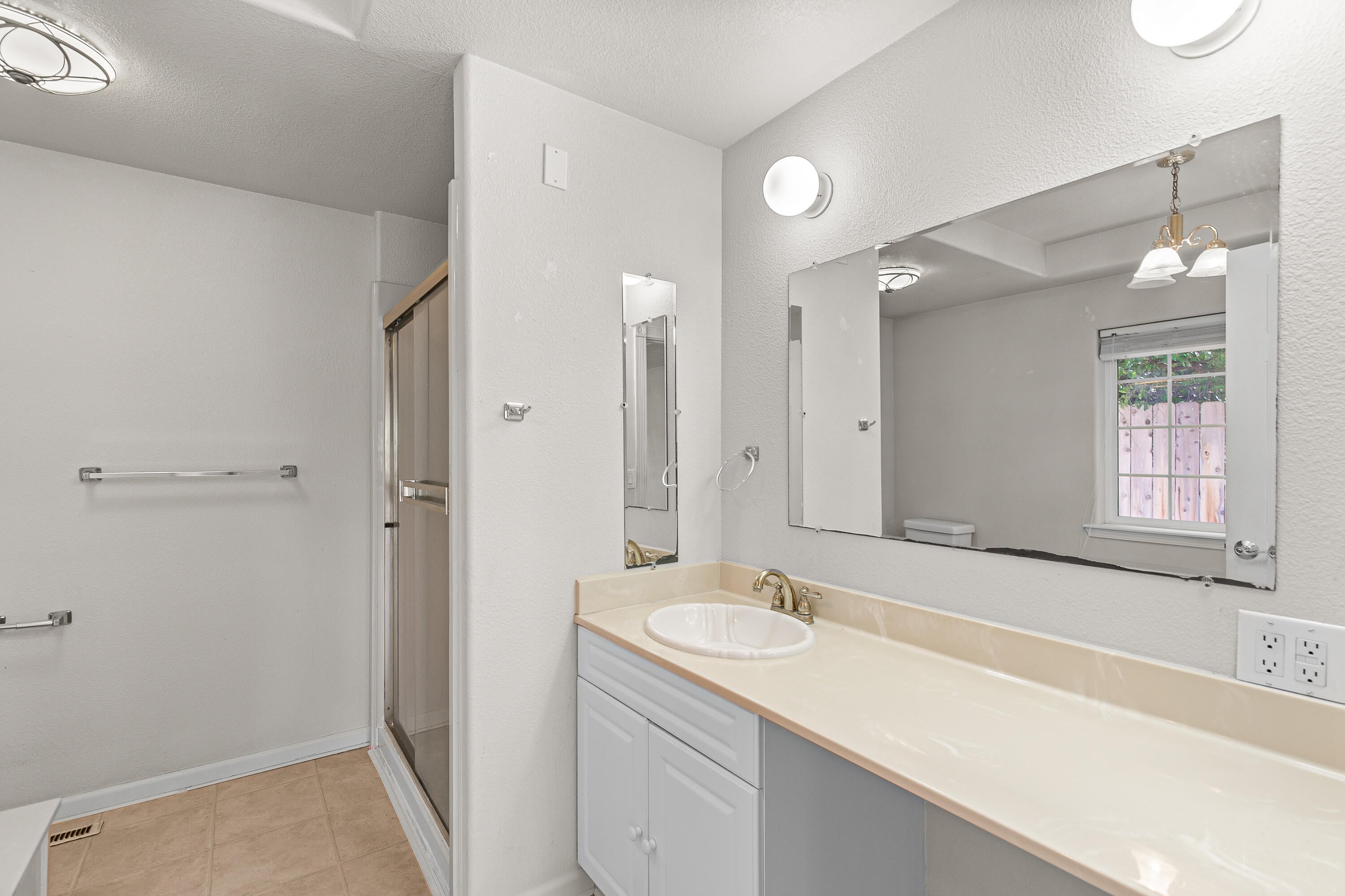 2931 Aldersgate Road Medford, OR 97504 - Photo 17 of 39 16 - Primary Bathroom
