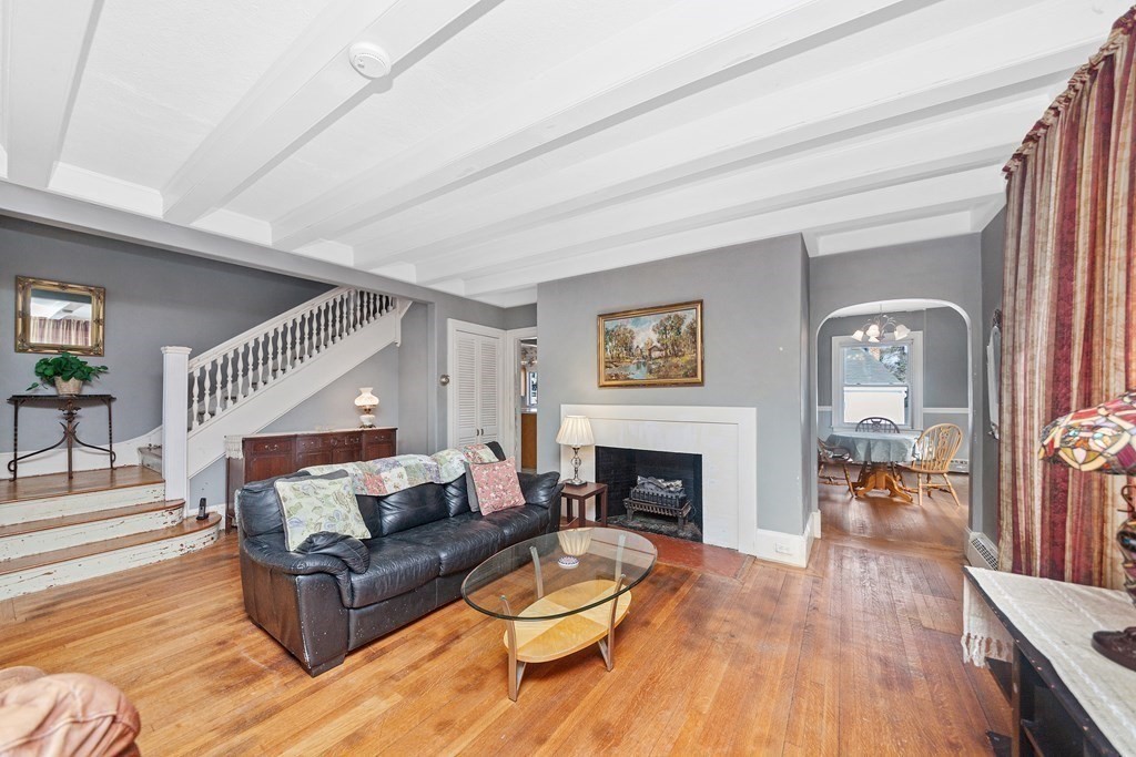 653 Chestnut Street Waban, MA 02468 - Photo 3 of 20 Gallery Image 3