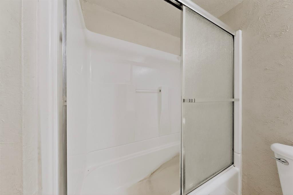703 East Shady Grove Road Irving, TX 75060 - Photo 26 of 40 a bathroom with a bathtub