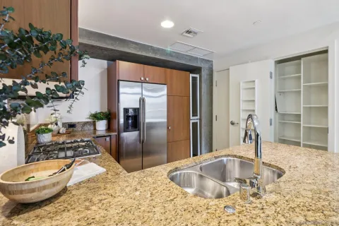$939,900 | 800 The Mark Lane, Unit 607, San Diego, CA 92101