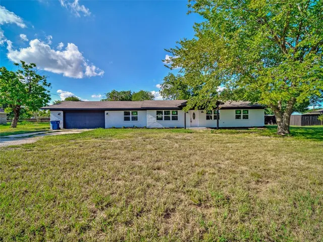 $2,100 | 309 East Obuch Street, Valley View, TX 76272