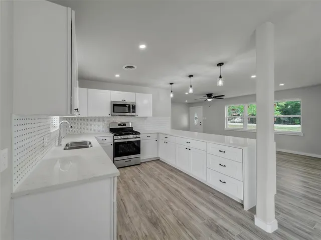 $2,100 | 309 East Obuch Street, Valley View, TX 76272