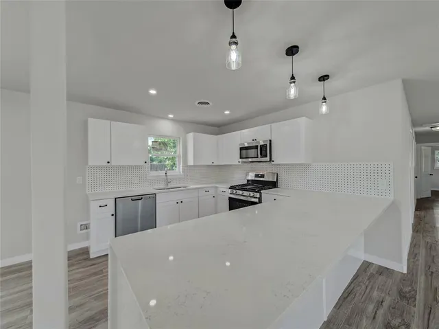 $2,100 | 309 East Obuch Street, Valley View, TX 76272