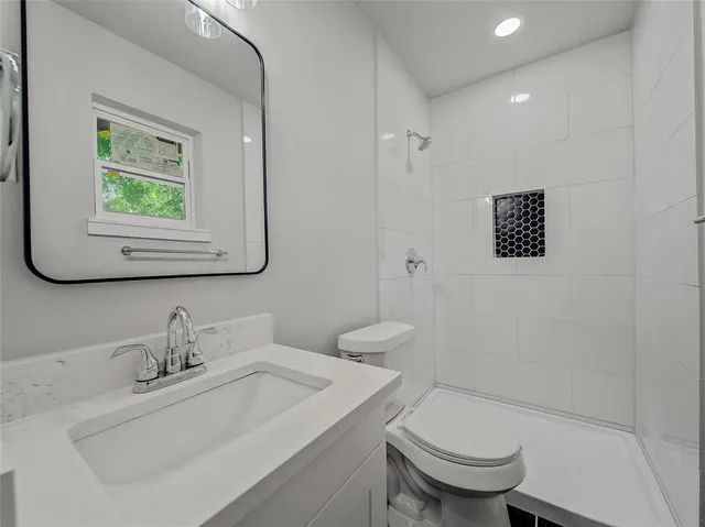 $2,100 | 309 East Obuch Street, Valley View, TX 76272